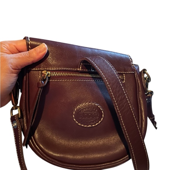 Roots Elegant Black Leather Crossbody Bag - Picture 3 of 5